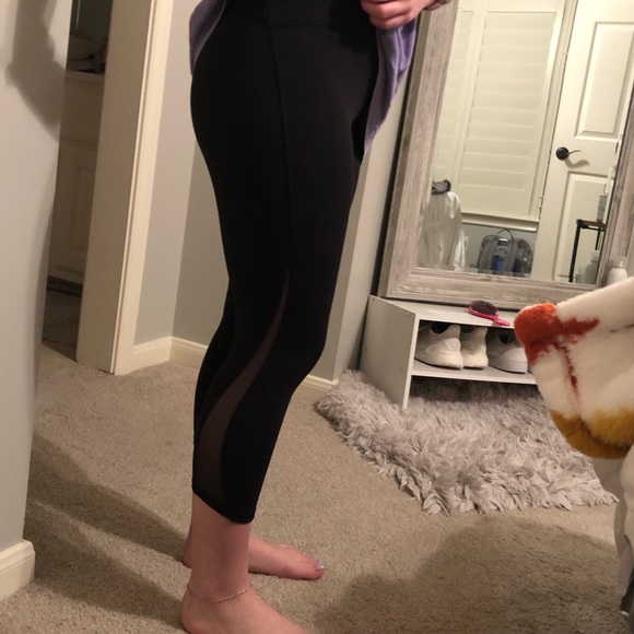 Black cropped Lulu leggings!! - Picture 2 of 5